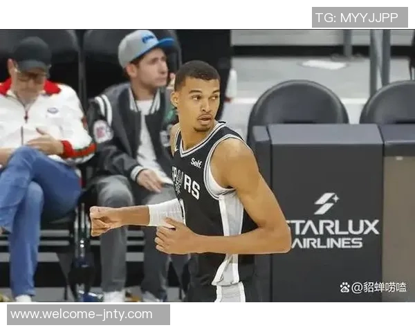 文班亚马半场表现抢眼砍下19分10板3助3断1帽唯失误略显不足 文班亚马半场表现抢眼砍下19分10板3助3断1帽唯失误略显不足