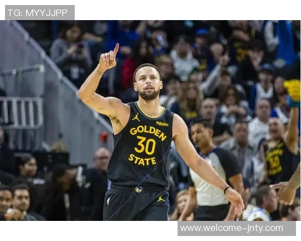 克尼佩尔全力防守库里三分球称其为独一无二的篮球天才